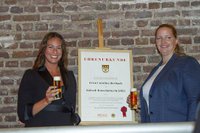 Kölsch Konvent 2023 links Kölsch Botschafterin Caroline Bosbach  mit Melanie Schwatz Vorstand Kölner Brauerei-Verband Foto KBV honorarfrei.jpg