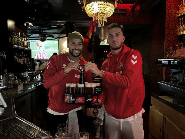 Linton Maina und Leart Paqarada zapfen für die FC-Fans im Goldenen Schuss im Belgischen Viertel in Köln Foto J. Keuser honorarfrei I.jpg